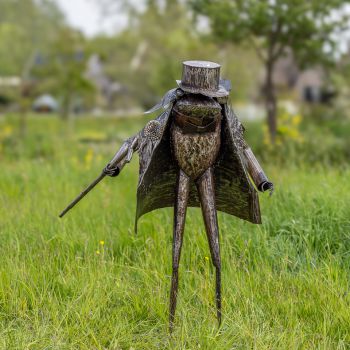 Metalen tuinbeeld van een kikker deftig, gemaakt door een Afrikaanse kunstenaar. 